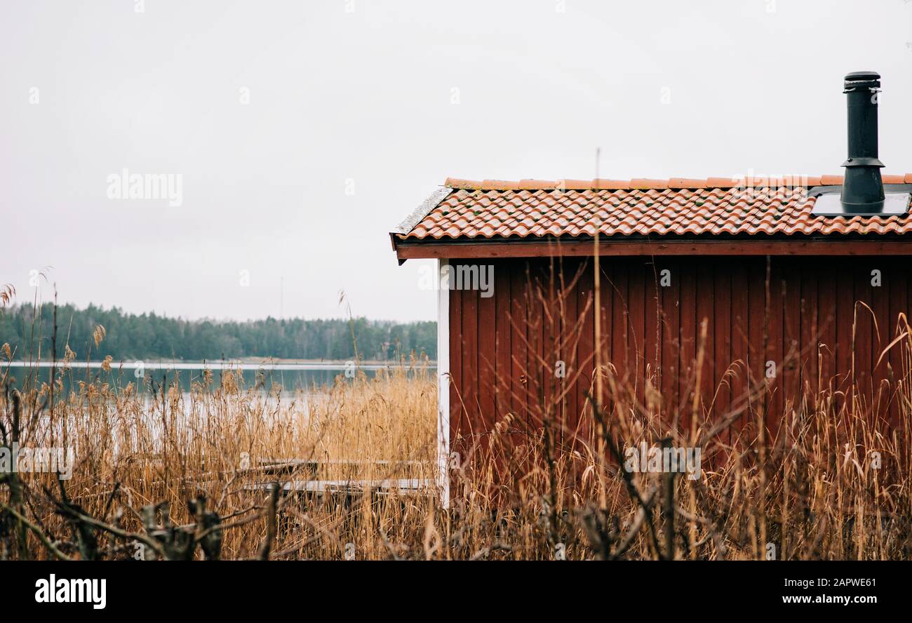Sauna tradizionale svedese capanna rossa nel Mar Baltico Foto Stock