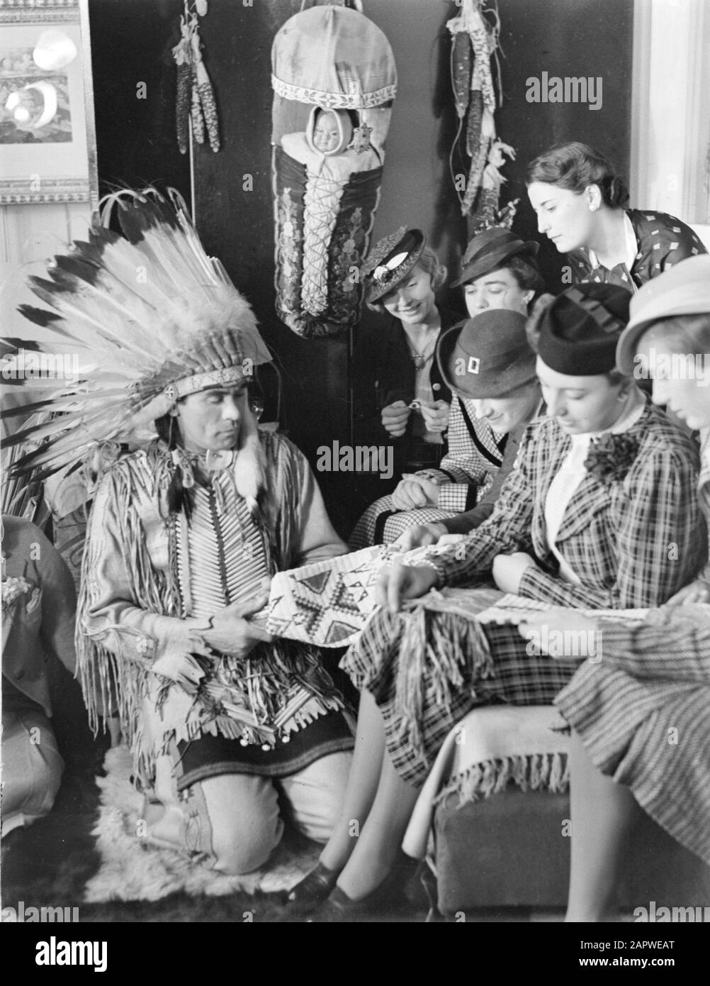 Wakanda Club Paris 1936 - indiani mostra l'uomo In abito indiano vedere artigianato indiano con sei donne, la maggior parte con un cappello alla data: Maggio 1936 posizione: Francia, Parigi Parole Chiave: Indiani, donne Foto Stock