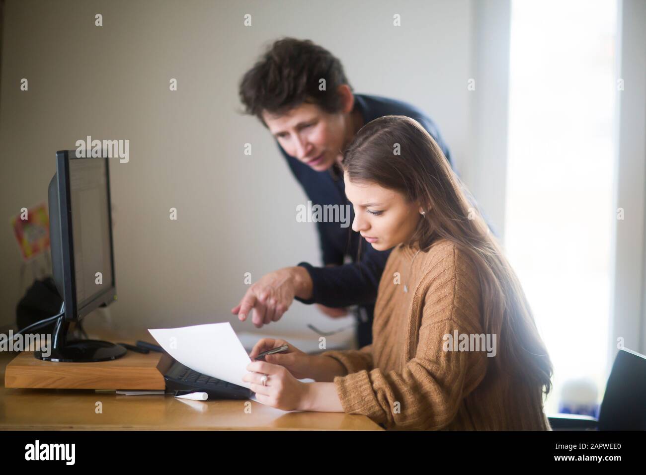 donne che discutono di un documento in un ufficio Foto Stock