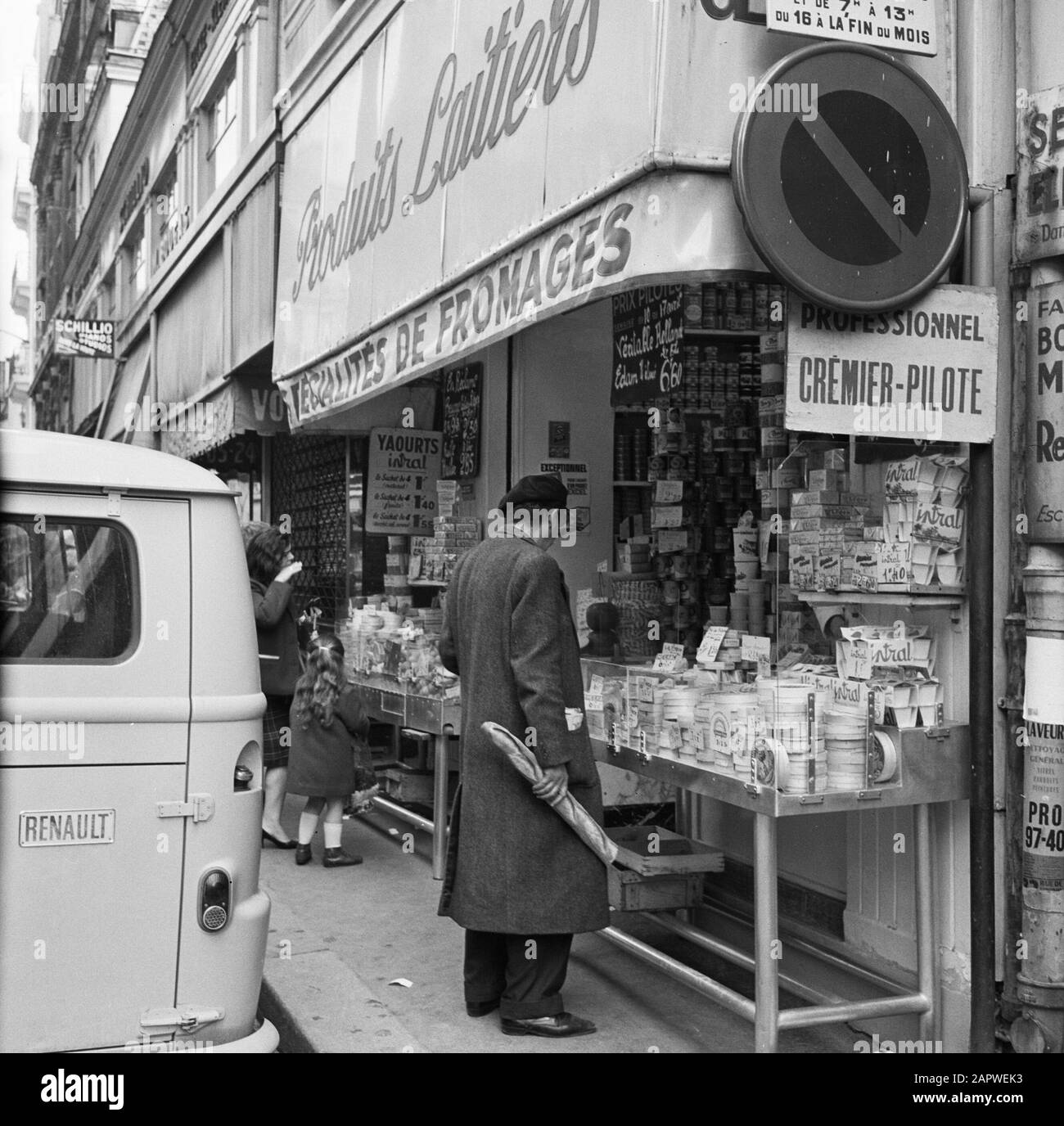 Pariser Bilder [la vita di strada di Parigi] uomo con baguette per un caseificio Data: 1965 luogo: Francia, Parigi Parole Chiave: Generi alimentari, pane, sculture di strada, negozi, latticini Foto Stock