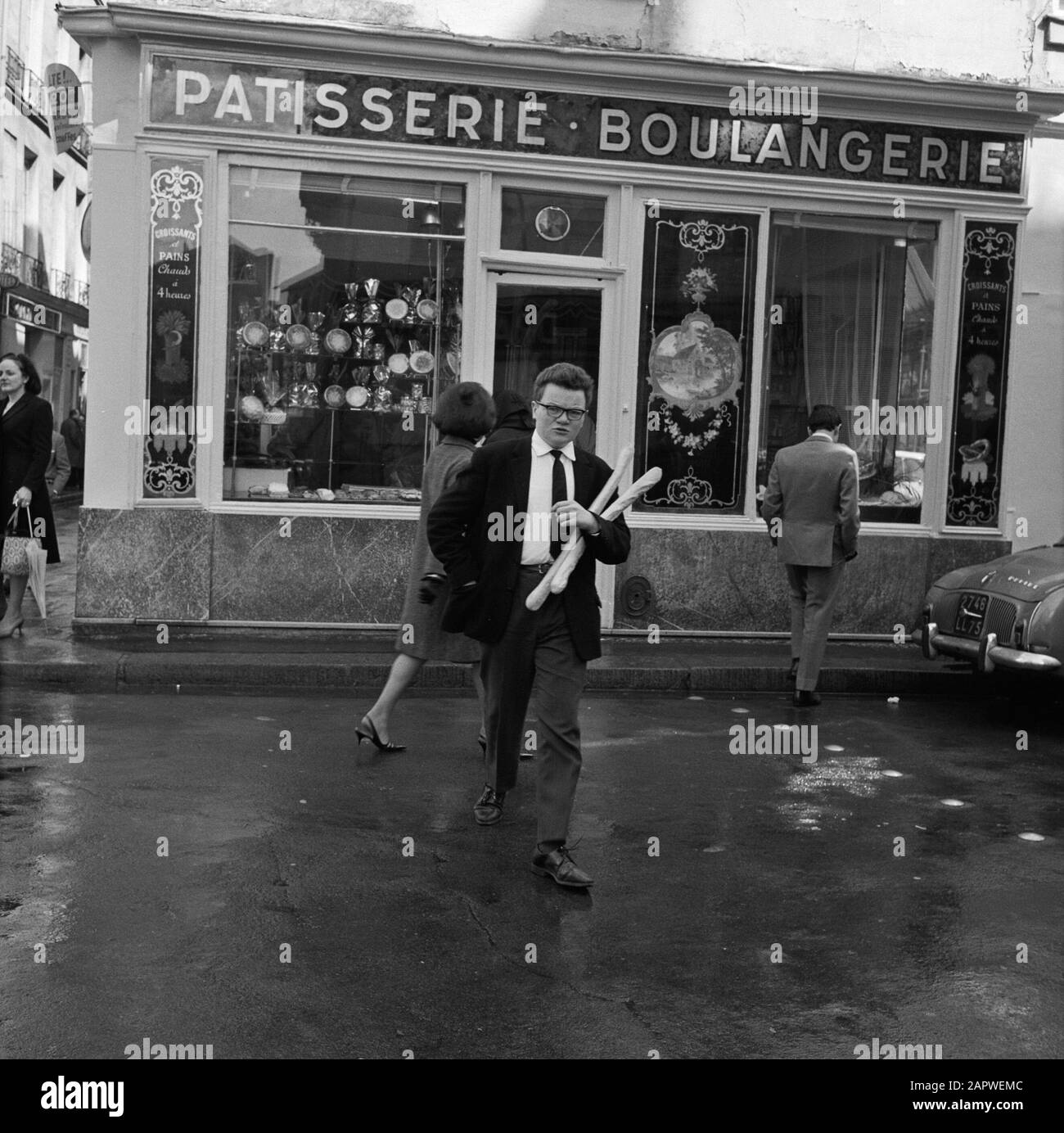 Pariser Bilder [la vita di strada di Parigi] Man with baguettes for a (pasticceria) panetteria Data: 1965 luogo: Francia, Parigi Parole Chiave: Panettieri, alimentari, pane, vetrine, sculture di strada, negozi Foto Stock