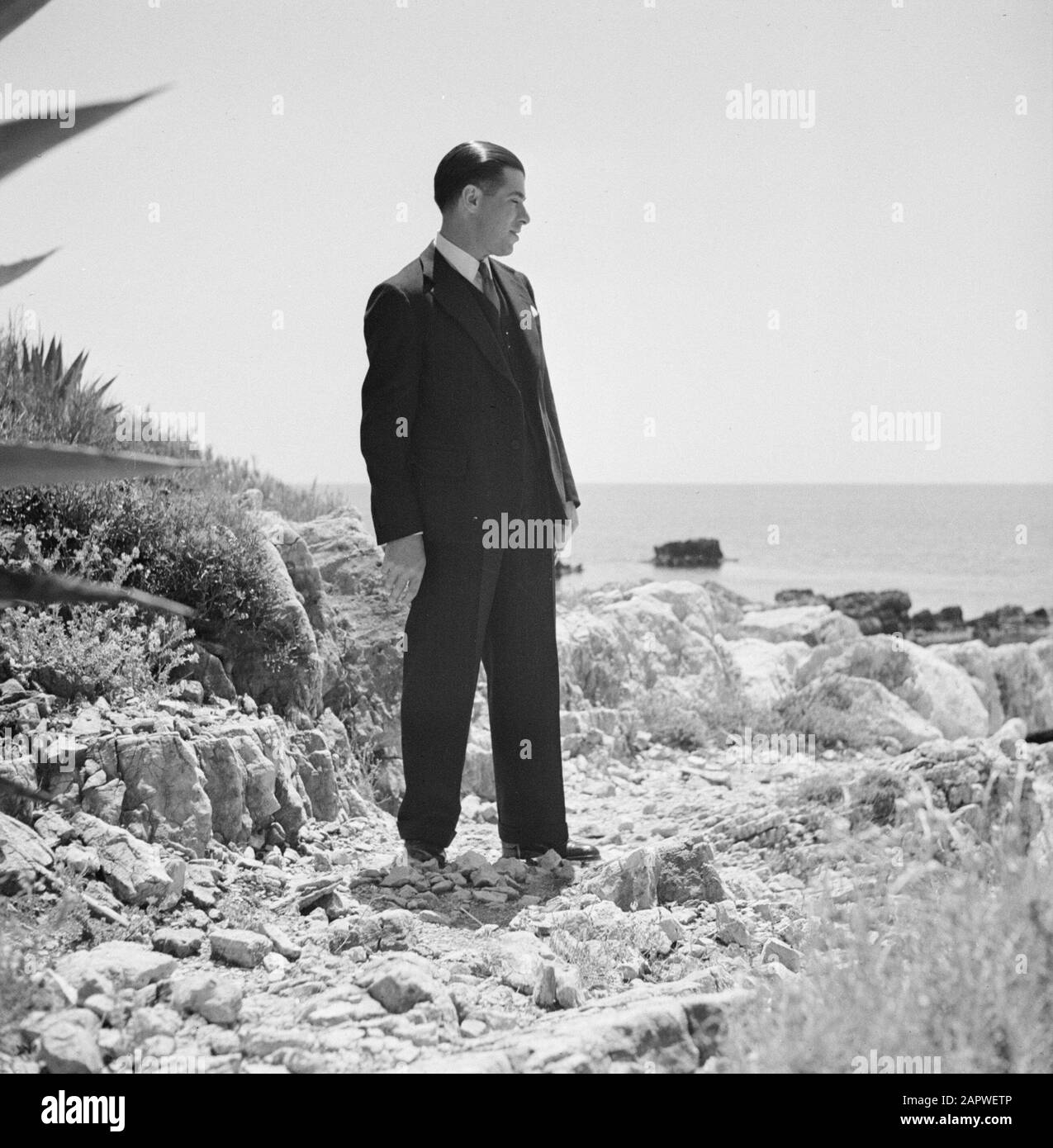 Matrimonio uomo in piedi su una roccia e affacciato sul mare Data: 10 maggio 1932 posizione: Francia Parole Chiave: Feste, coste, ritratti, rocce, mari Foto Stock Matrimonio uomo in piedi su una roccia e affacciato sul mare Data: 10 maggio 1932 posizione: Francia Parole Chiave: Feste, coste, ritratti, rocce, mari Foto Stock