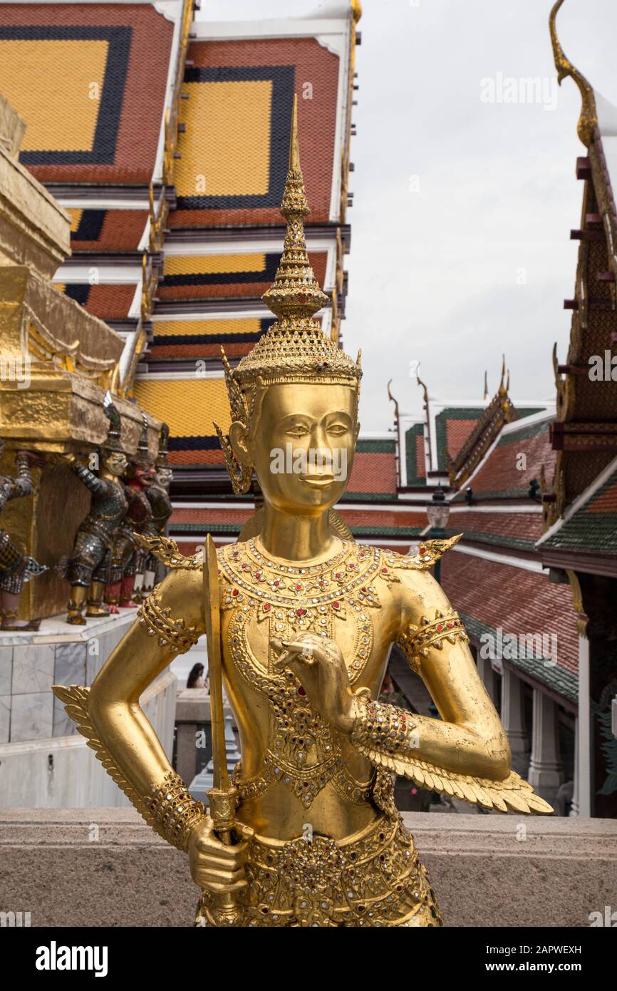 Golden angel Ki-nara a Wat Phra Kaew, il Grand Palace, Bangkok Foto Stock