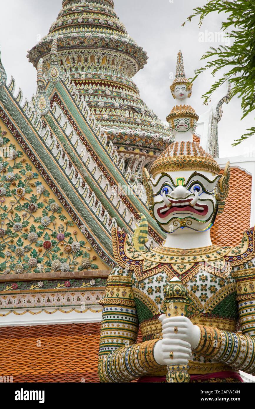Statua gigante colorata di Dvarapalaka al tempio di Wat Arun, Bangkok Foto Stock