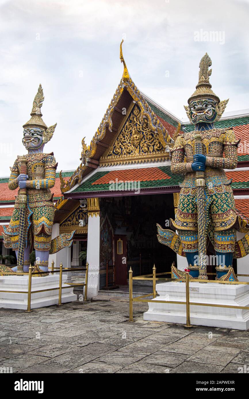Due colorate statue giganti di Dvarapalaka (guardiani tailandesi) Foto Stock
