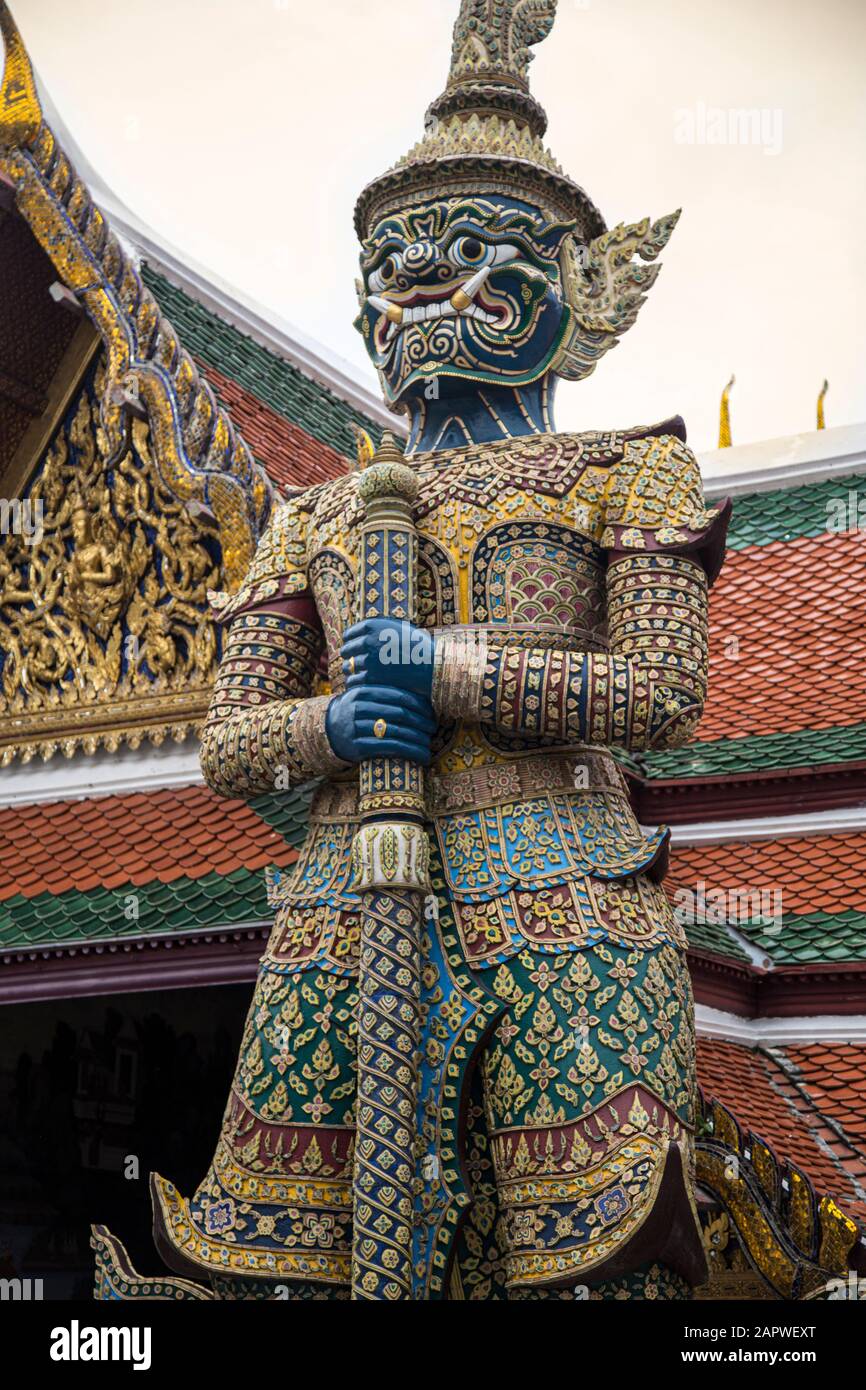 Blu colorato gigante Dvarapalaka (Yuk) statua del Grand Palace, BKK Foto Stock