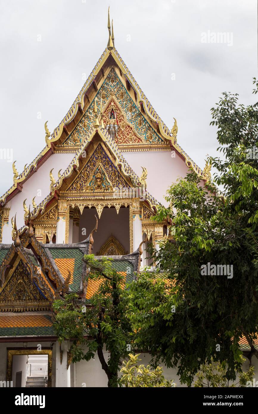 Mosaici dorati e piastrelle del tetto di Wat Suthat Thepwararam Foto Stock