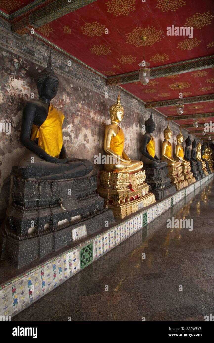 Fila di statue di buddha identiche al tempio buddista, Wat Suthat Thepwar Foto Stock