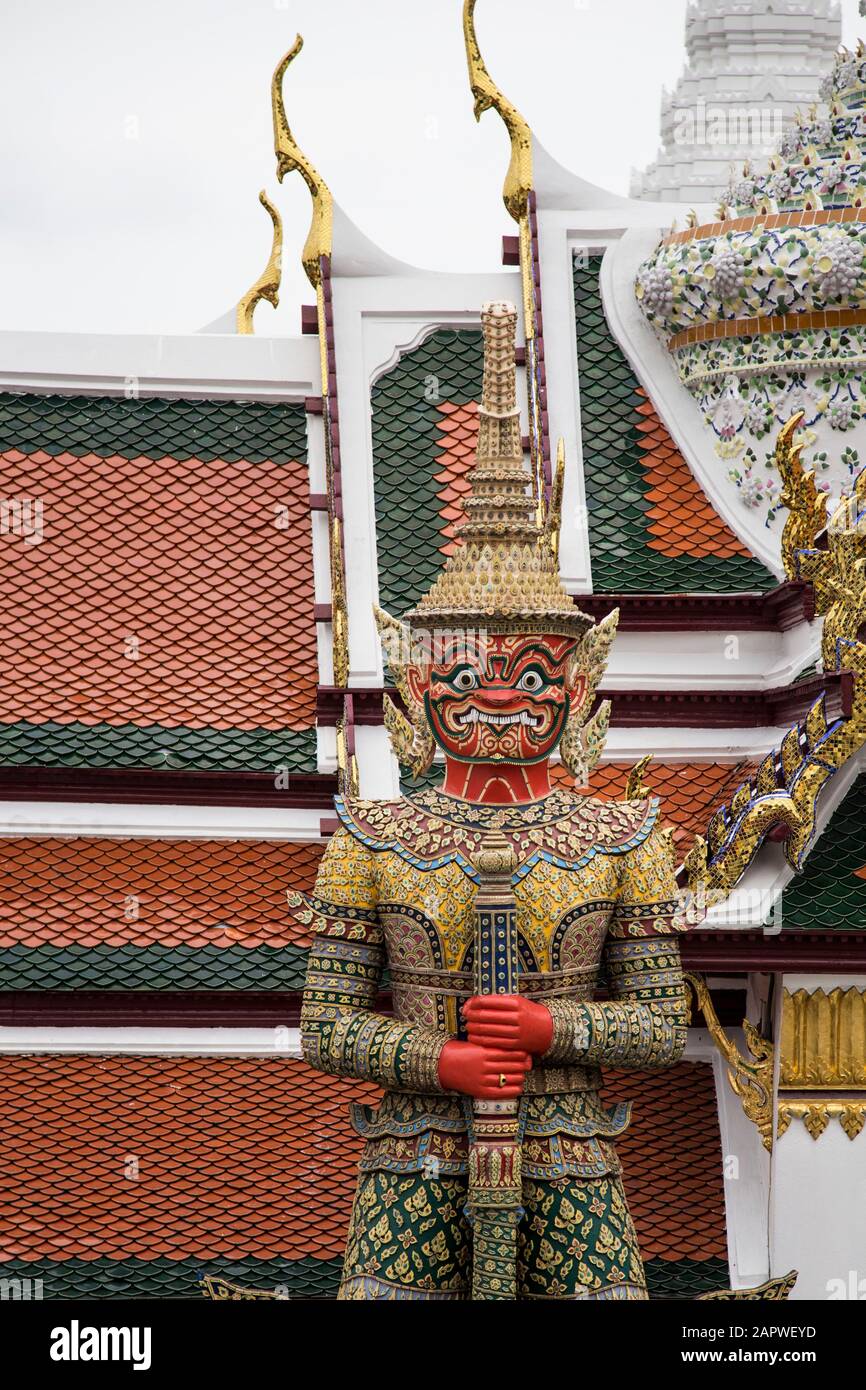 Rosso colorato gigante Dvarapalaka statua del Grand Palace, Bangkok Foto Stock