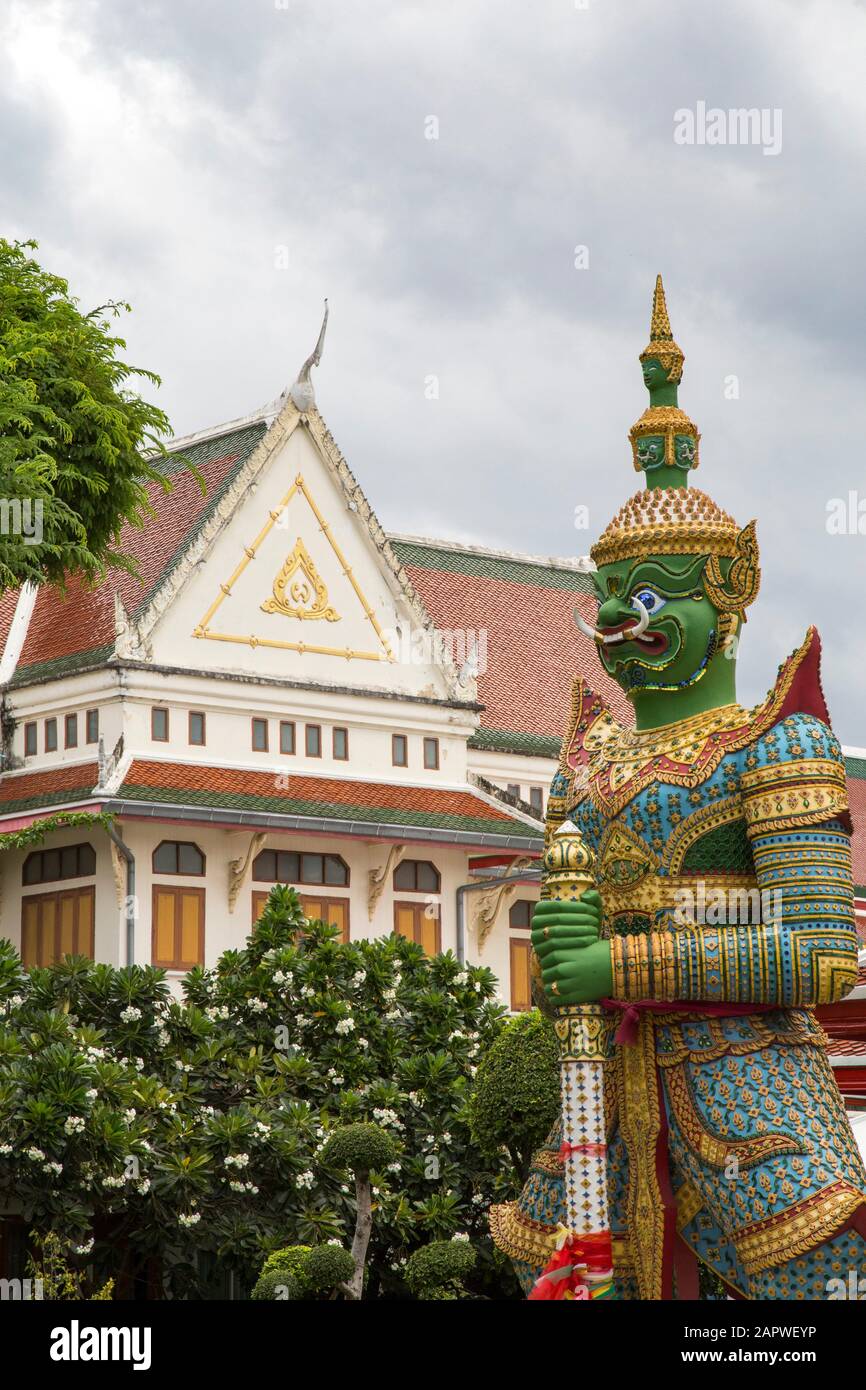 Verde e colorata statua gigante di Dvarapalaka al tempio di Wat Arun, Bangkok Foto Stock