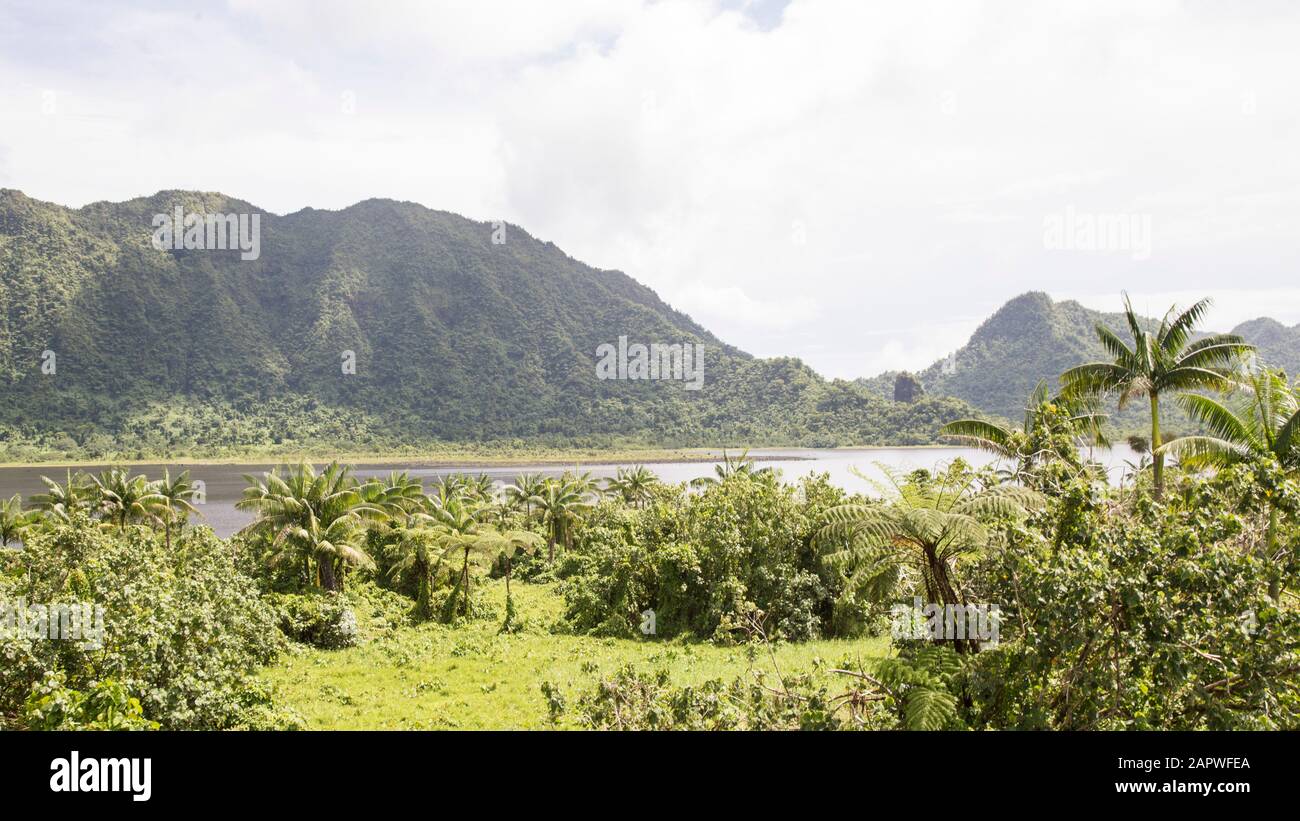 Cratere pieno d'acqua circondato da un paesaggio tropicale esotico, Samoa Foto Stock