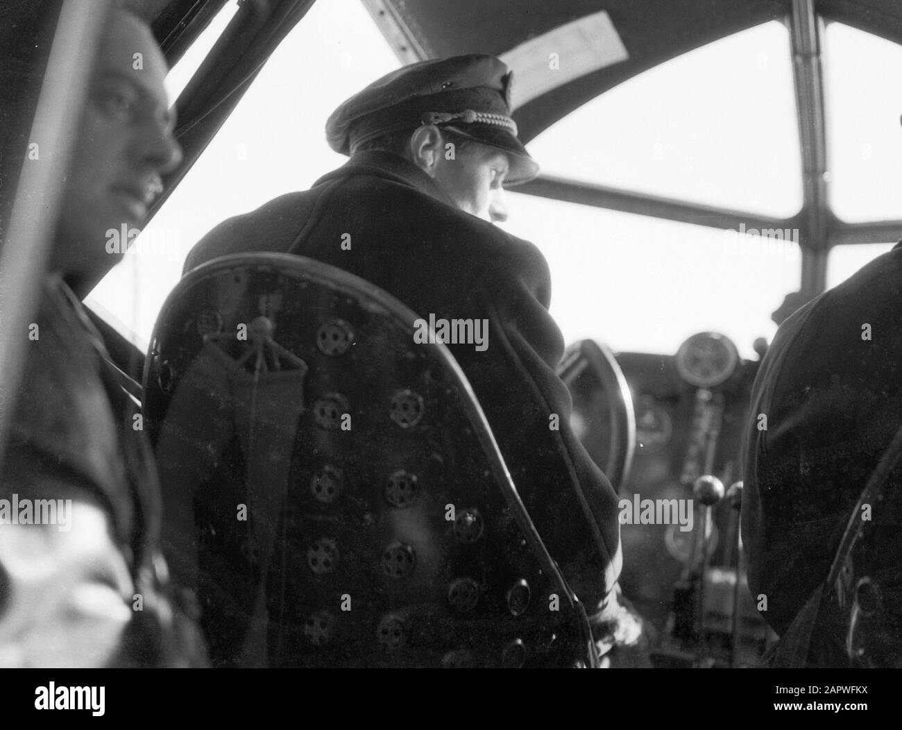 Aeroporto di Berlino - Tempelhof Marconist e piloti nel pozzetto del Fokker F.XX PH-AIZ Silver Gull Data: Ottobre 1934 posizione: Berlino, Germania Parole Chiave: Cockpit, velivoli, compagnie aeree, marconisti, piloti, aeroplani Nome personale: Beekman, Willem Institution Nome: KLM Foto Stock