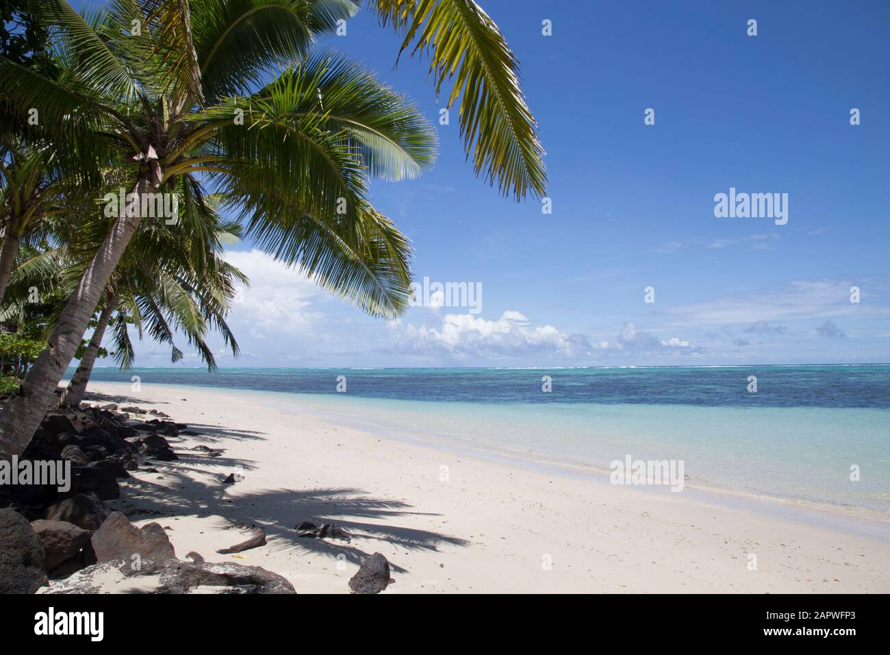Idilliaca spiaggia di sabbia tropicale delle isole del Pacifico meridionale Foto Stock