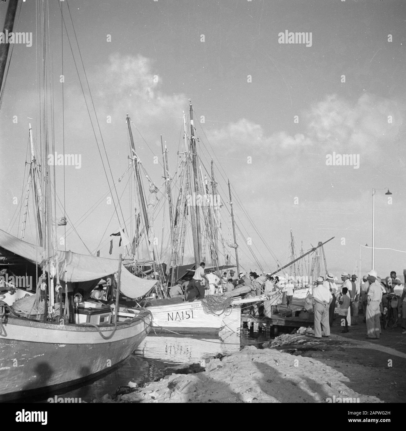 Viaggio al Suriname e al mercato delle Antille Olandesi nel porto di Oranjestad ad ad Aruba Data: 1947 Ubicazione: Aruba, Oranjestad Parole Chiave: Porti, popolazione indigena, mercati, navi Foto Stock