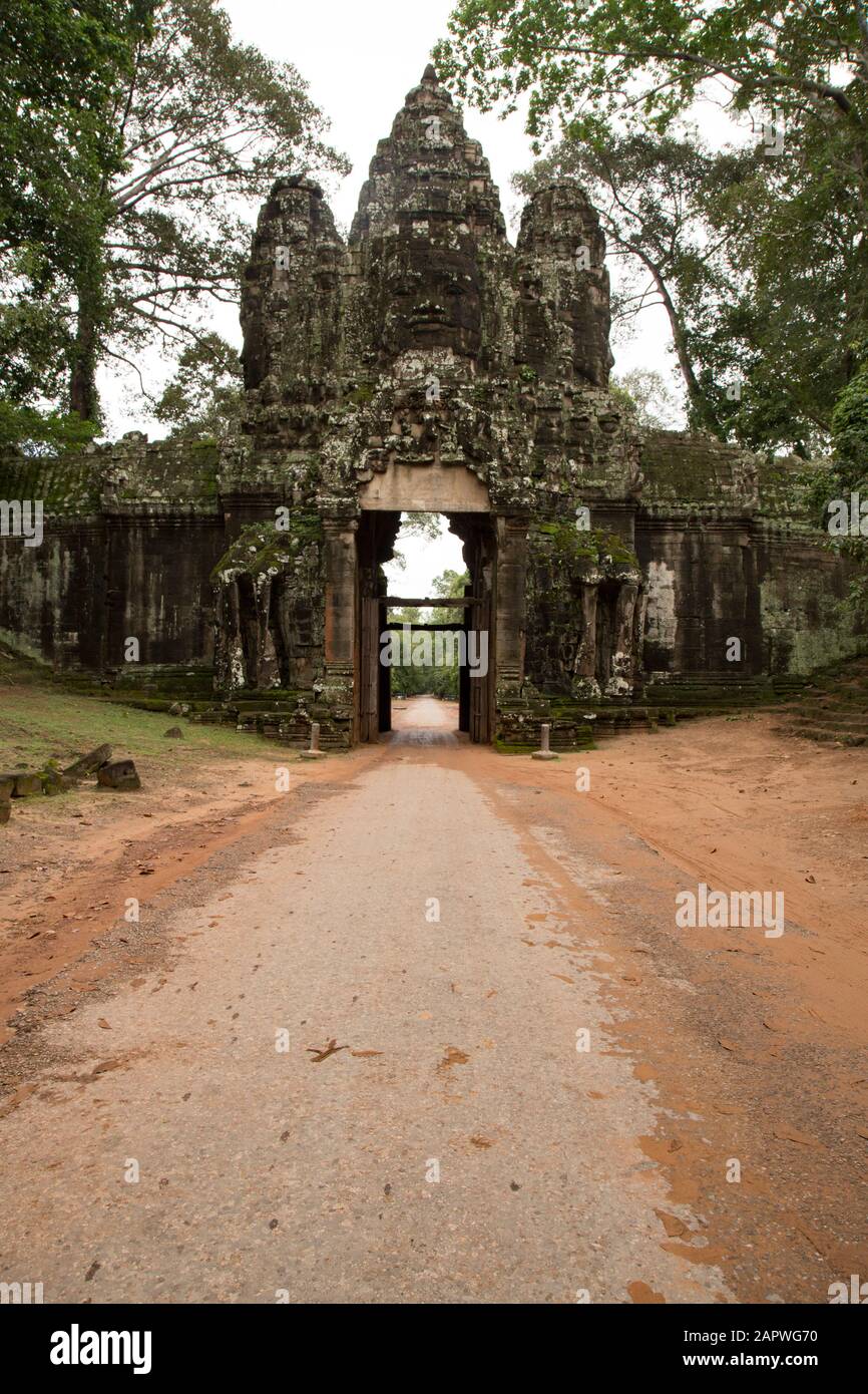 Antica porta con tre facce umane scolpite sulle rocce, Angkor Foto Stock