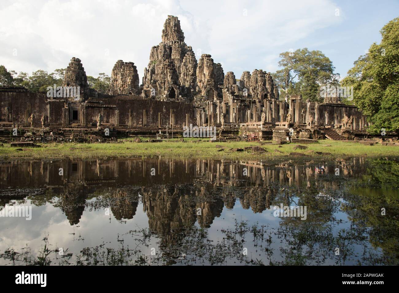 Riflessione sull'acqua sullo stagno del tempio di Bayon durante l'alba, Angkor Foto Stock