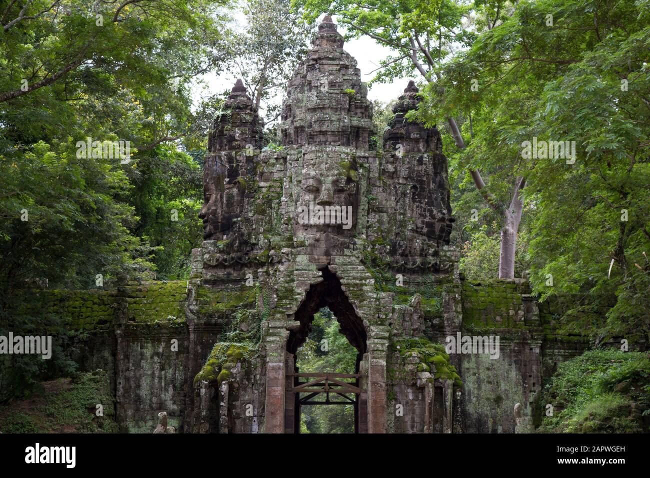 Antica porta con tre facce umane scolpite sulle rocce, Angkor Foto Stock