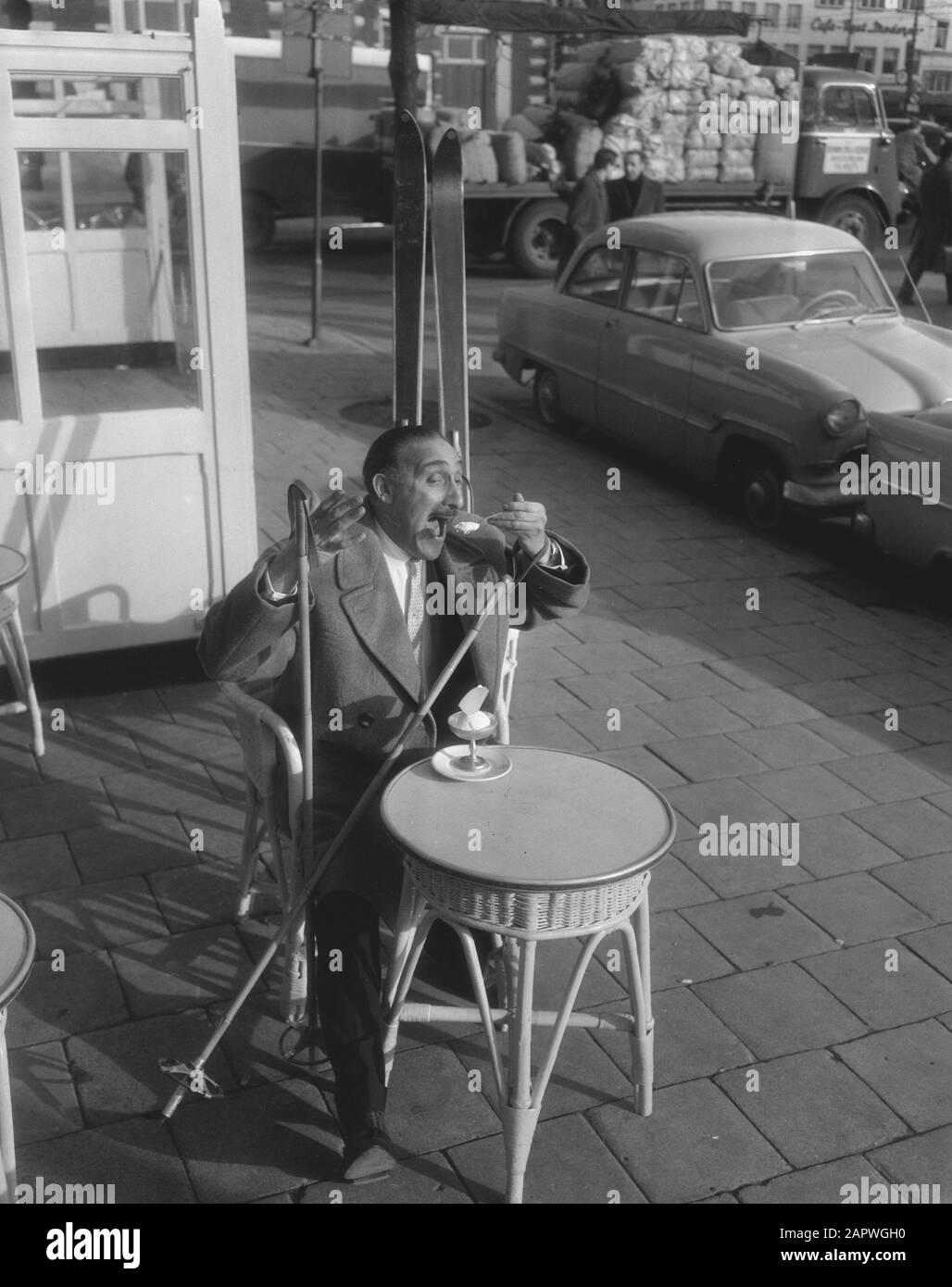 Max Tailleur, munito di sci mangia al sole un gelato alla vaniglia coupé Data: 23 gennaio 1959 Parole Chiave: Artisti, comici Nome personale: Tailleur, Max Foto Stock