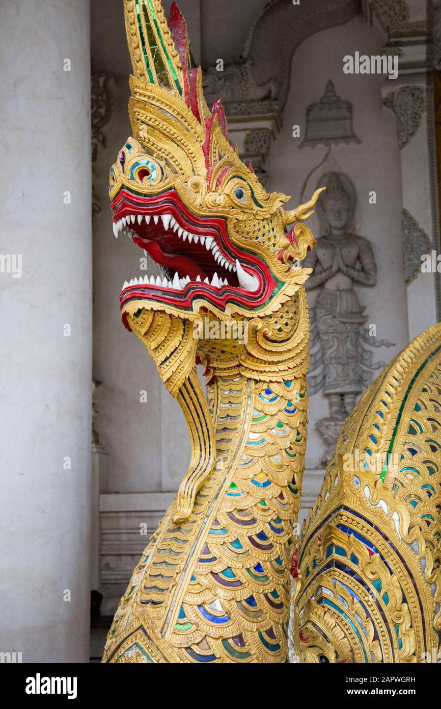 Statua del drago rossa, gialla, verde e blu fuori dal Wat Chedi Luang Foto Stock