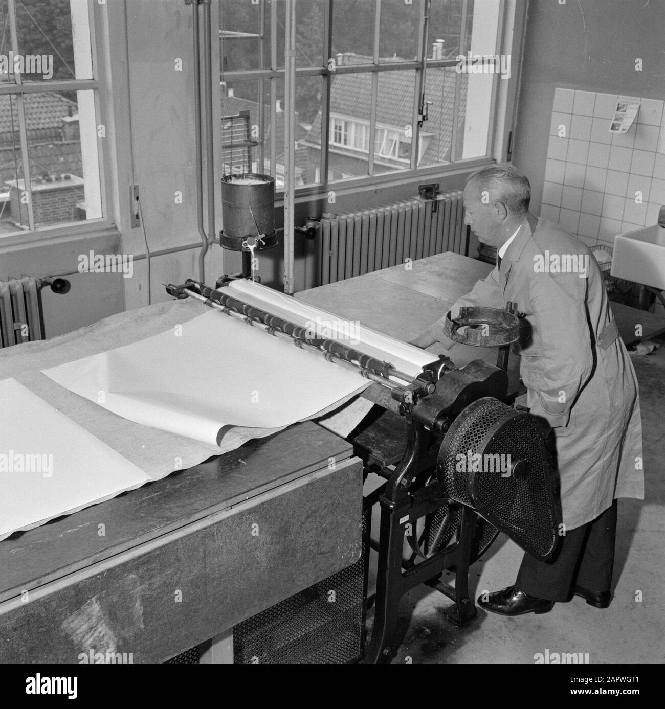 Reportage Editore Wolters, Groningen dipendente nel magazzino mappa dove le carte sono incollate in lino Data: Agosto 1965 Località: Groningen (città) Parole Chiave: Stampa, mappe di campagna, case editrici Nome istituzionale: J B. Wolters Foto Stock