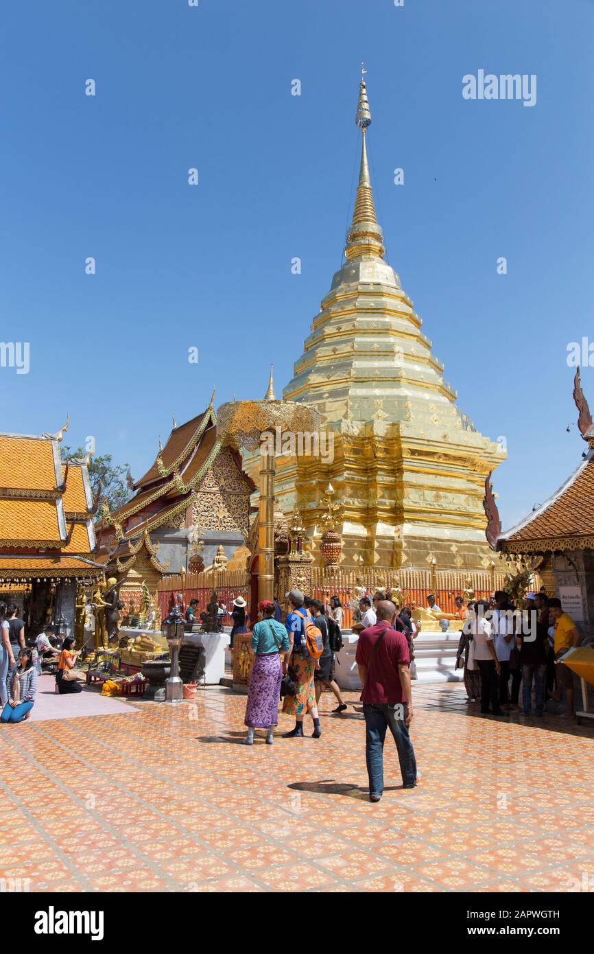 Turisti e locali in visita a Wat Doi Suthep durante una giornata di sole Foto Stock