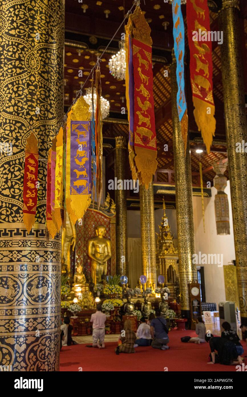 Seta coloratissimi nastri di preghiera appesi dall'alto all'interno di Wat Chedi Luang Foto Stock