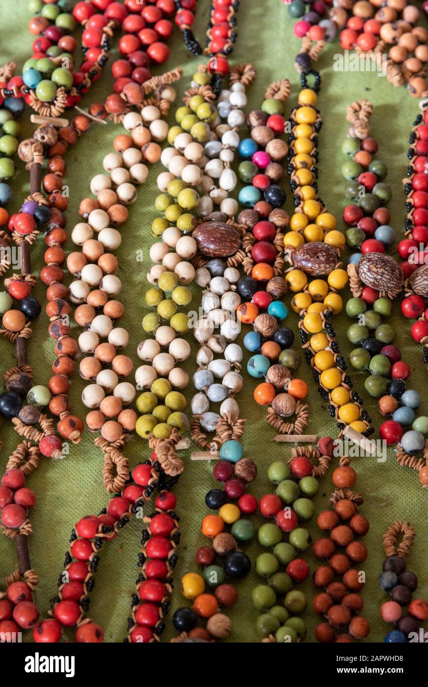 Tipiche e colorate collane fatte a mano con semi locali, Amazonas, Brasile  Foto stock - Alamy