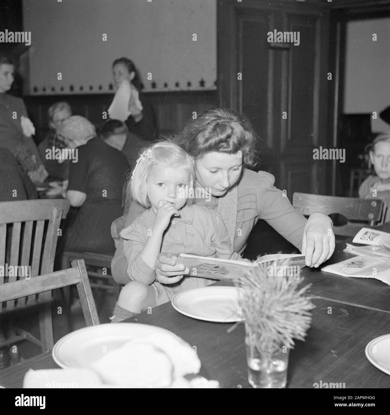 Ragazza di marina di Reportage sul suo giro con una donna che legge un opuscolo Data: Non ha undated Foto Stock