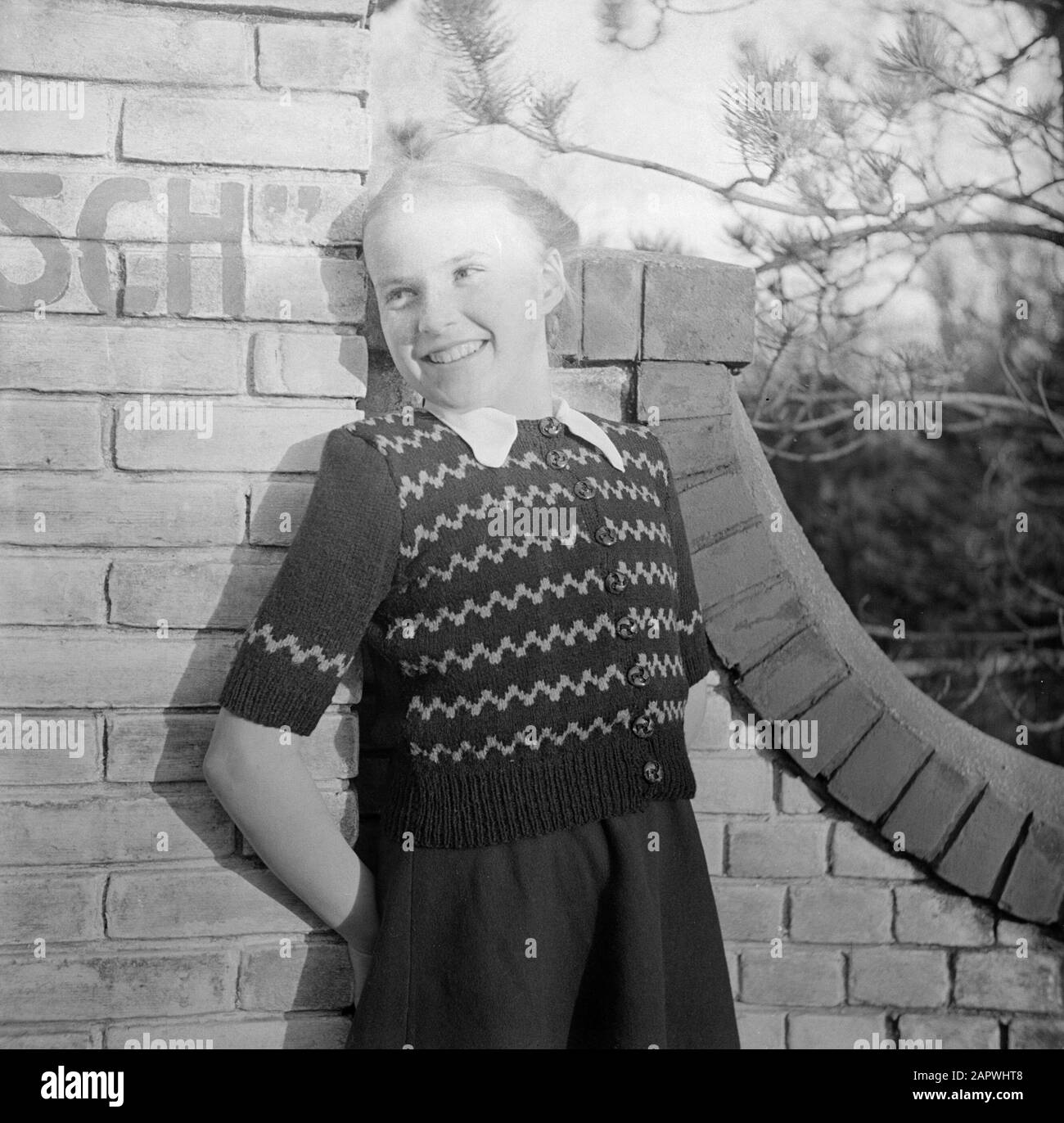 Fotografia di moda ragazza per un muro Data: 1952 Parole Chiave: Abbigliamento, ragazze Foto Stock