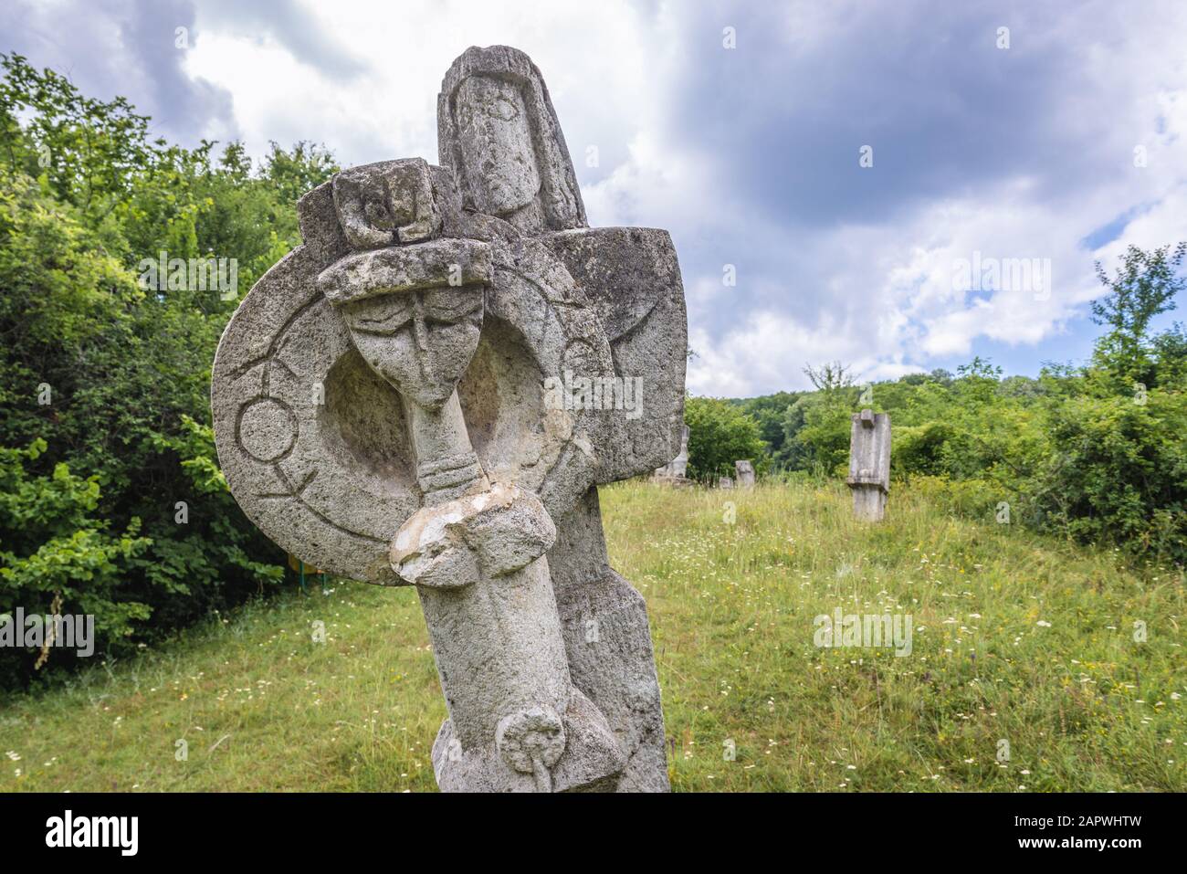 Scultura in pietra lasciata dopo Magura Sculpture Camp - evento che ha avuto luogo durante le estati degli anni 1970-1986 a Magura, Buzau County, Romania Foto Stock