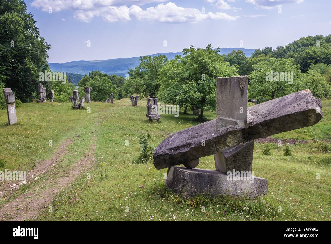 Sculture su un prato a sinistra dopo Magura Sculpture Camp - evento che ha avuto luogo durante estati degli anni 1970-1986 vicino alla città di Magura, Romania Foto Stock