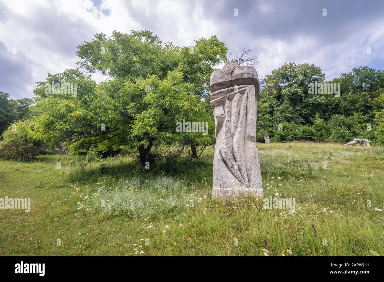 Resti di Magura Sculpture Camp - evento che ha avuto luogo durante le estati degli anni 1970-1986 a Magura, Buzau County di Romania Foto Stock