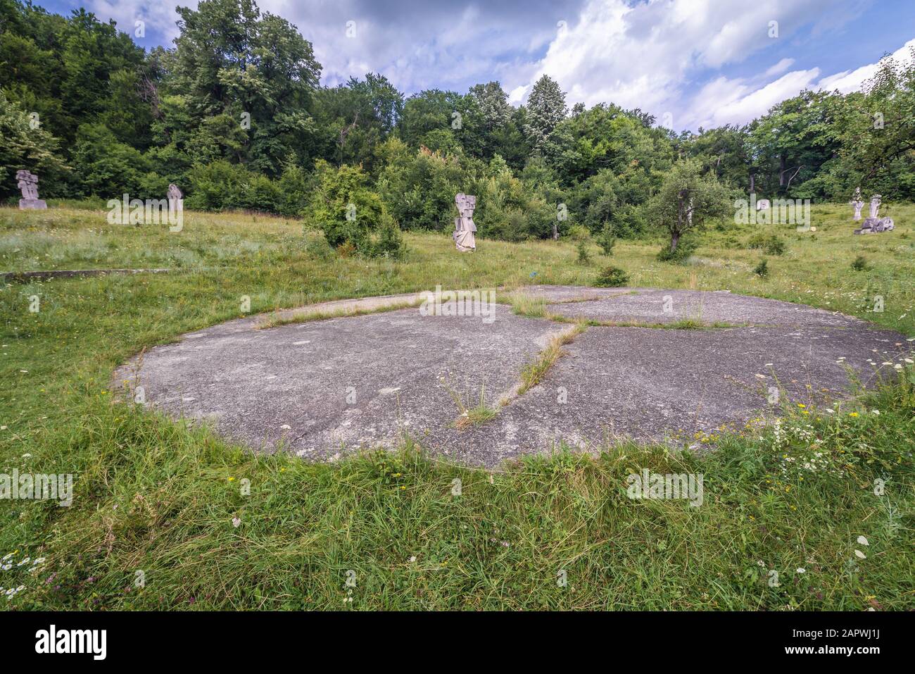 Sculture su un prato a sinistra dopo Magura Sculpture Camp - evento che ha avuto luogo durante estati degli anni 1970-1986 vicino alla città di Magura, Romania Foto Stock