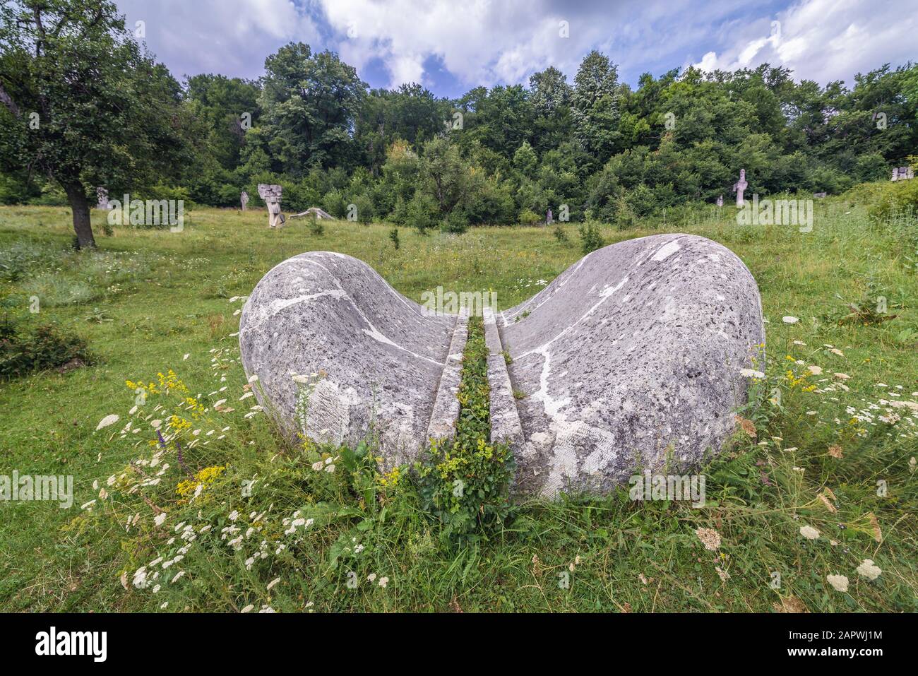 Sculture su un prato a sinistra dopo Magura Sculpture Camp - evento che ha avuto luogo durante estati degli anni 1970-1986 vicino alla città di Magura, Romania Foto Stock