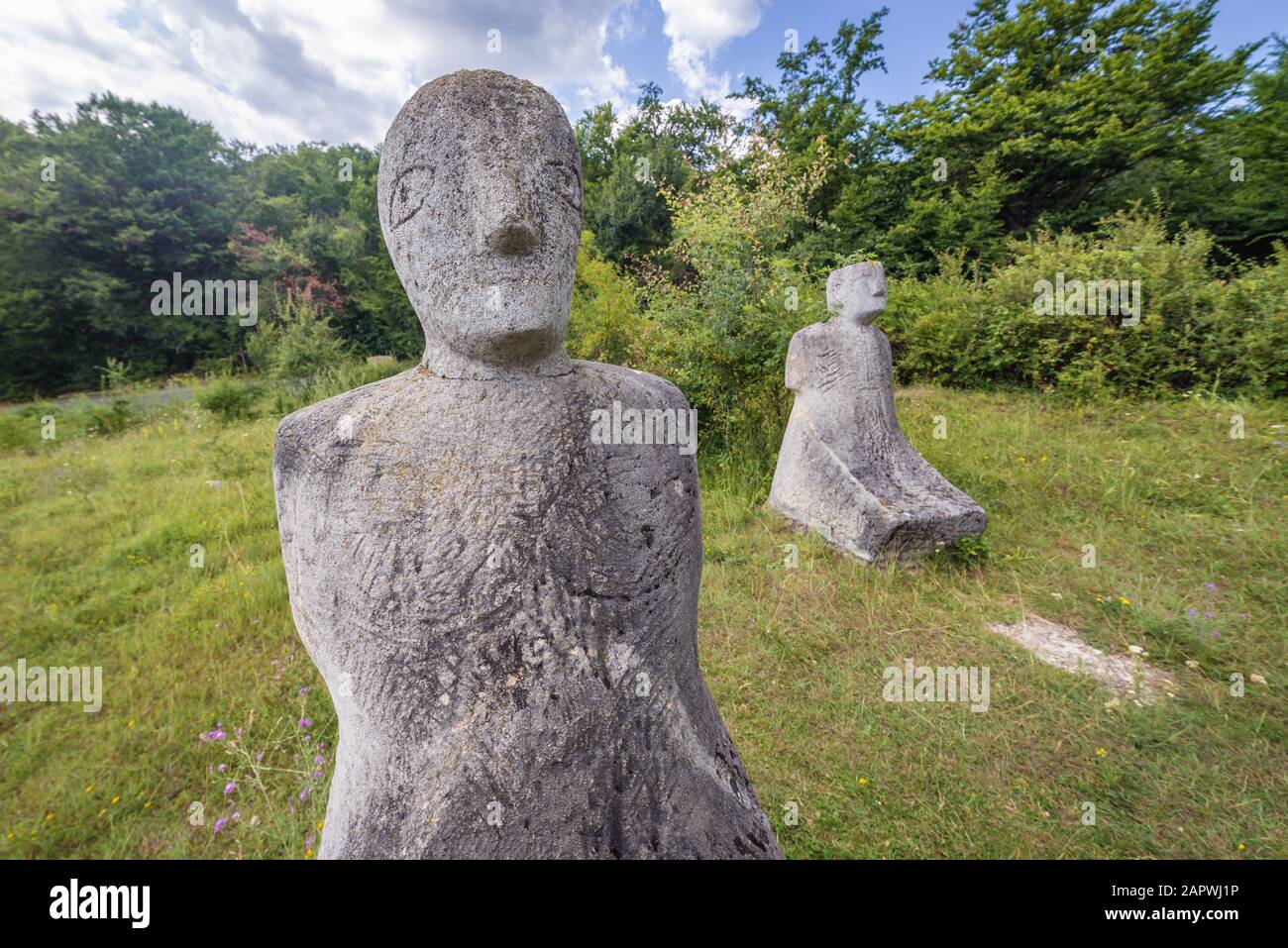 Sculture in pietra lasciate dopo Magura Sculpture Camp - evento che ha avuto luogo durante le estati degli anni 1970-1986 a Magura, Buzau County, Romania Foto Stock