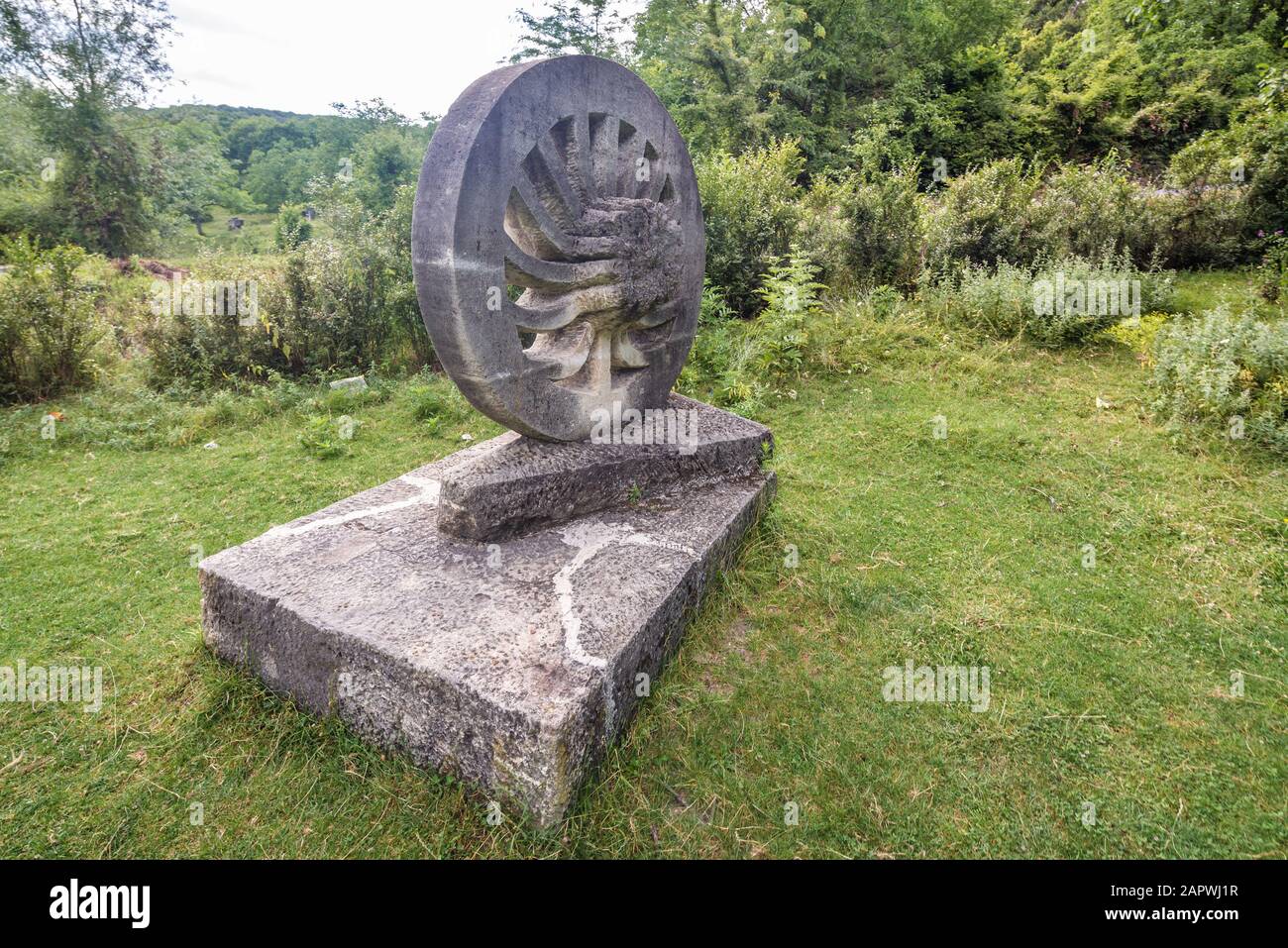 Scultura lasciata dopo Magura Sculpture Camp - evento che ha avuto luogo durante le estati degli anni 1970-1986 a Magura, Buzau County di Romania Foto Stock
