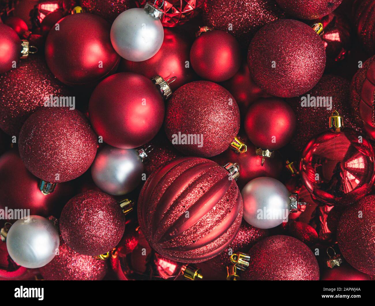 Primo piano di una varietà di ornamenti di palle di natale rosse e bianche. Foto Stock