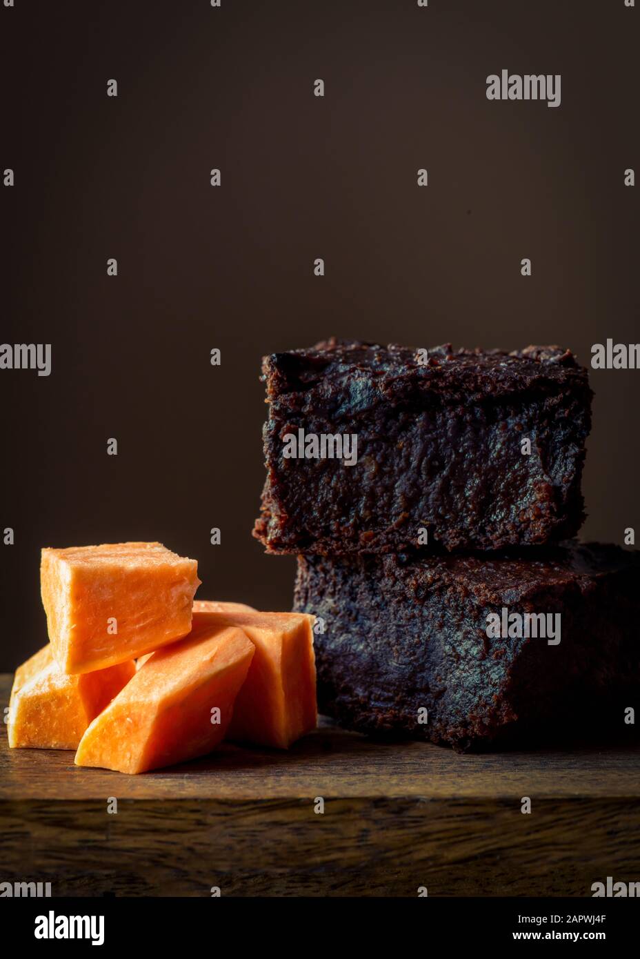 brownie al cioccolato a base di piante vegane fatte con patate dolci verticali Foto Stock
