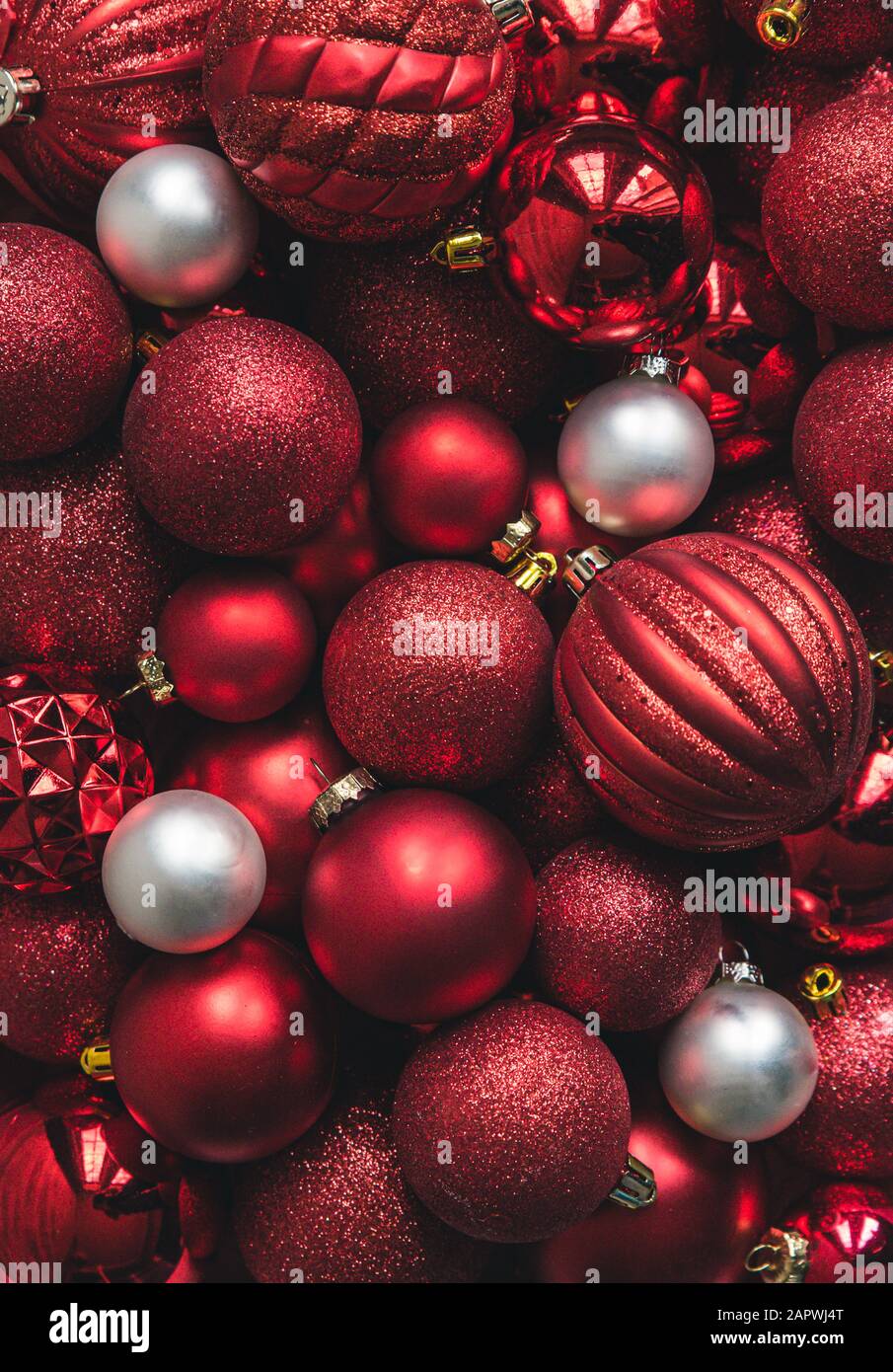 Primo piano di una varietà di ornamenti di palle di natale rosse e bianche. Foto Stock