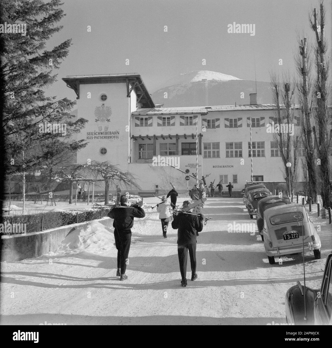 Inverno in Tirolo Persone con sci nella costruzione della funivia al Patscherkofel Data: Gennaio 1960 Località: Igls, Austria, Tirolo Parole Chiave: Montagne, funivie, paesaggi, sci, neve, vacanze, inverno, sport invernali Foto Stock