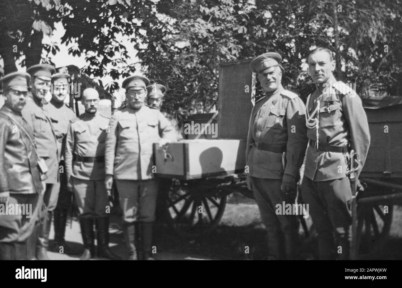Dutch Ambulance a San Pietroburgo soldati russi vicino a una valigia su un carrello Data: 1916 luogo: Russia (fino al 1917) Parole Chiave: Valige, militare, trasporto Foto Stock