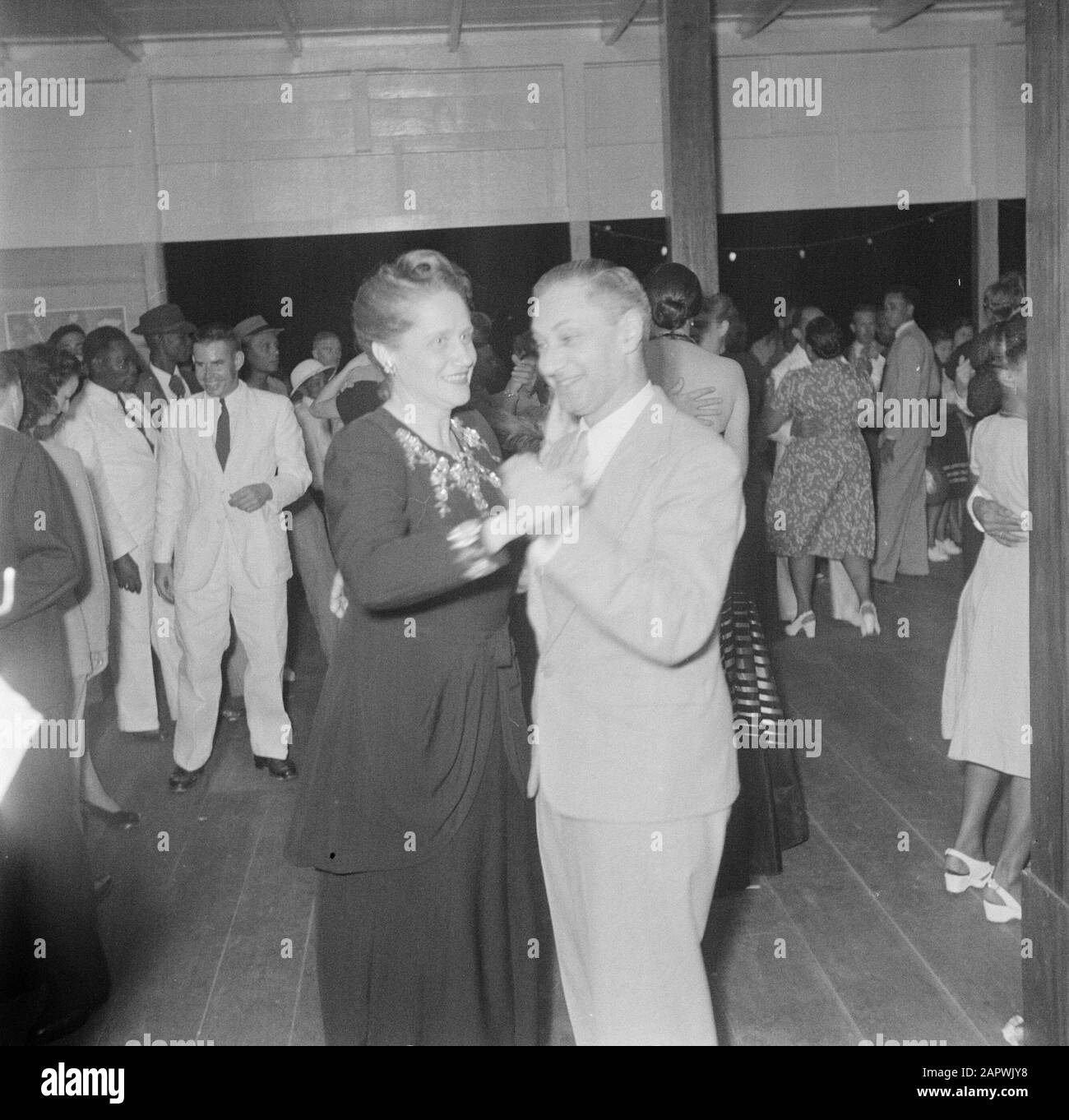 Viaggio nel Suriname e nelle Antille Olandesi la signora Jo de Greve balla con il signor De Groot all'apertura di un nuovo edificio della Bauxite Suriname Maatschappij Annotazione: Ir. R.J. de Greve è stato direttore della Bauxite Surinamese Maatschappij a Moengo Data: 1947 Località: Moengo, Suriname Parole Chiave: Danze Nome Persona: Greve, Jo de, Groot, the Foto Stock