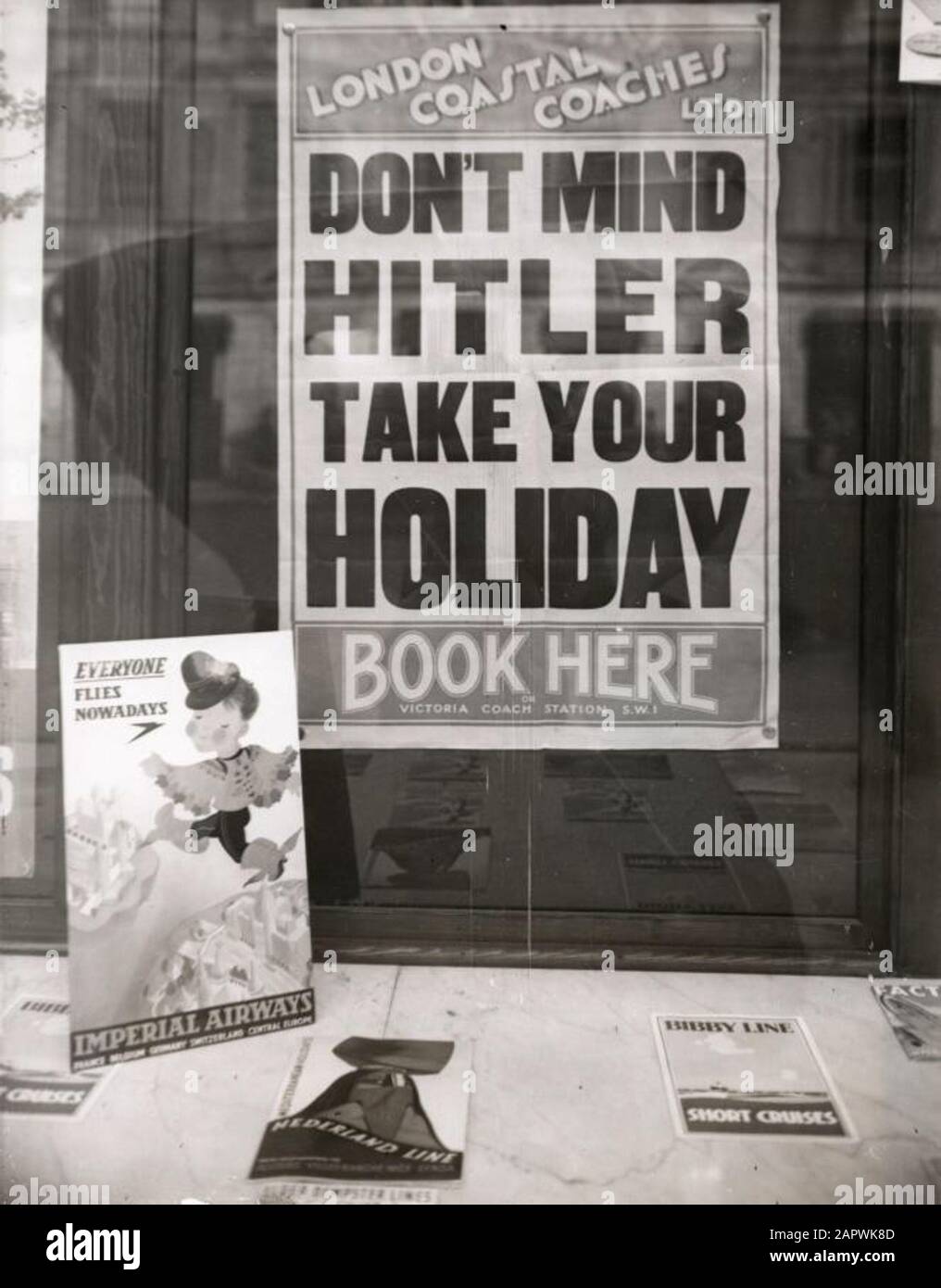 Seconda guerra mondiale, anti-propaganda. Poster in un'agenzia di viaggi di Londra. Il testo chiede a Hitler di essere ignorante e semplicemente prenotare una vacanza. Gran Bretagna, Inghilterra, Londra, circa 1939... Foto Stock