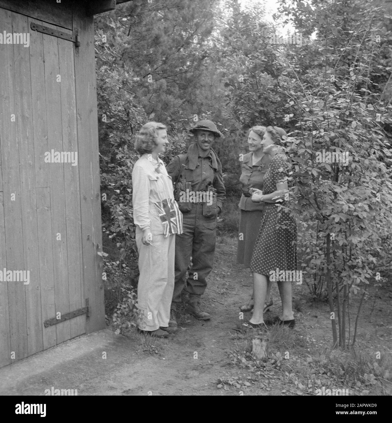 Liberazione del Brabante Nord lungo il corridoio Bergeijk - Valkenswaard - Aalst - Eindhoven militare delle Guardie irlandesi in conversazione con i residenti di Aalst Data: 18 settembre 1944 luogo: Aalst, Noord -Brabant Parole Chiave: Liberazione, militare, donne Foto Stock