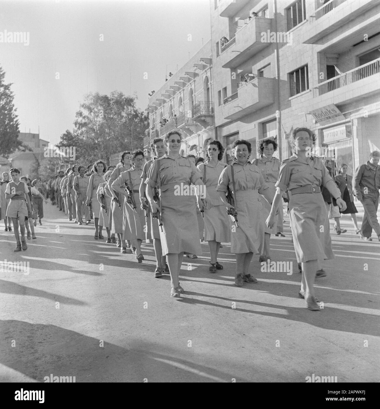 Israele 1948-1949: Haifa unità militare donne durante la parata militare a Haifa il 15 maggio 1949 in occasione del primo anniversario dell'indipendenza di Israele Data: 15 maggio 1949 luogo: Haifa, Israele Parole Chiave: Architettura, parate militari, feste nazionali, uniformi, donne, armi Foto Stock
