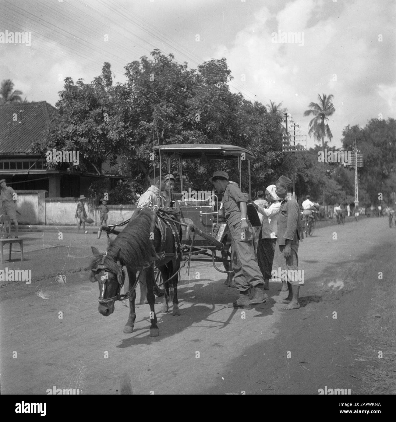 Guerra Volontarii a Malacca e Indonesia controllo militare un carro per armi Data: Febbraio 1946 luogo: Indonesia, Indonesia, Java, Indie orientali olandesi Parole Chiave: Popolazione indigena, militare, cavalli, carrozze Foto Stock