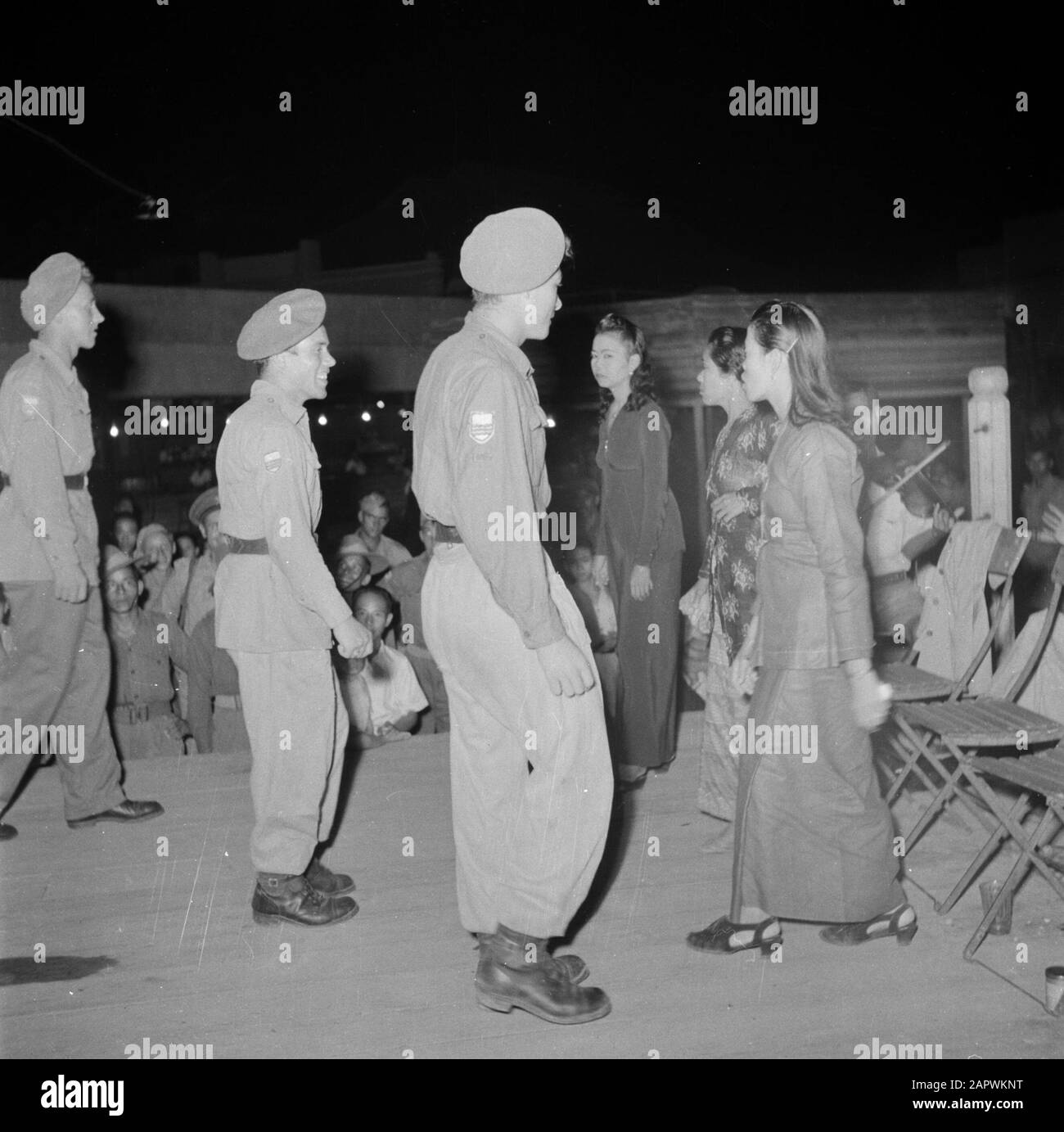 Volontari di guerra a Malacca e Indonesia Ballando militare con donne cinesi al Jubilee Park a Ipoh Data: 12 marzo 1946 luogo: Ipoh, Malacca, Malesia Parole Chiave: Cinese, danza, militare, donne Foto Stock