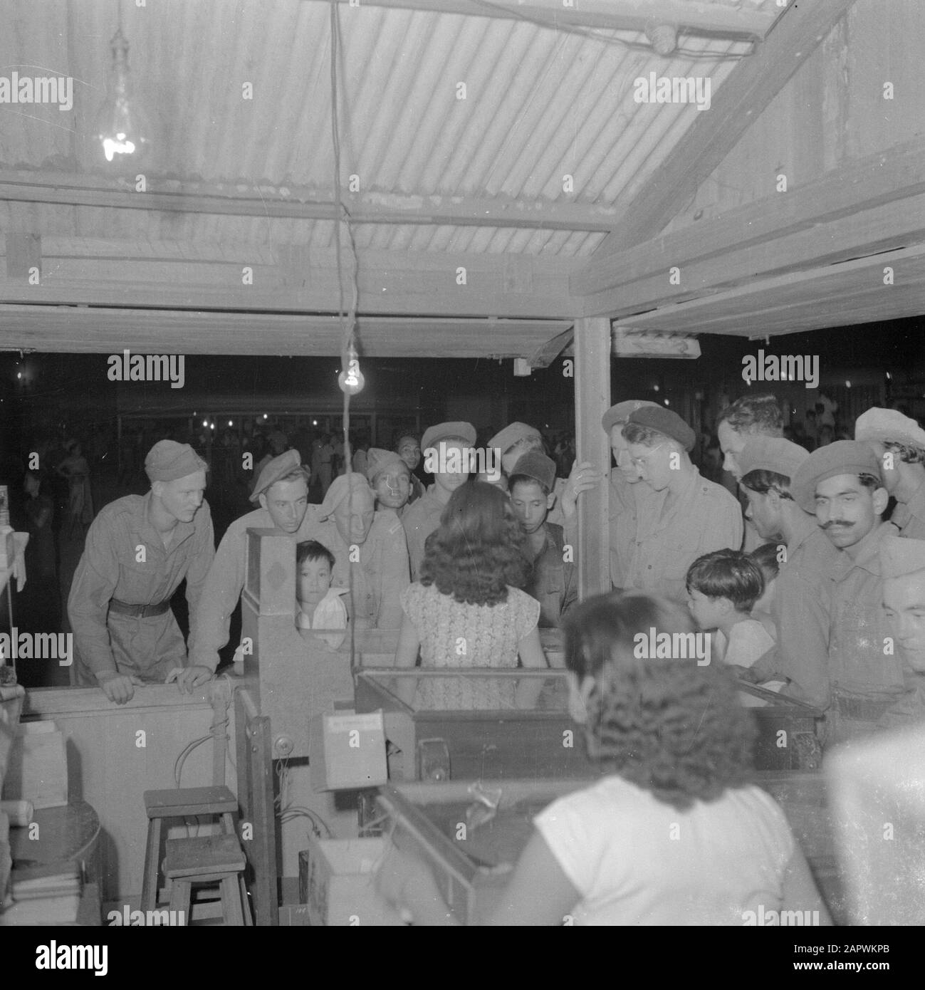 Guerra Volontarii a Malacca e Indonesia Military a slot machines nel Jubilee Park a Ipoh Data: Marzo 1946 luogo: Ipoh, Malacca, Malesia Parole Chiave: Militare, slot machines Foto Stock