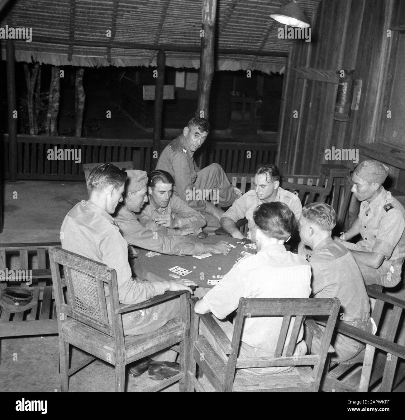 Viaggio in Suriname e Antille Olandesi carte da gioco militari nel loro campo Data: 1947 luogo: Suriname Parole Chiave: Giochi di carte, militari Foto Stock