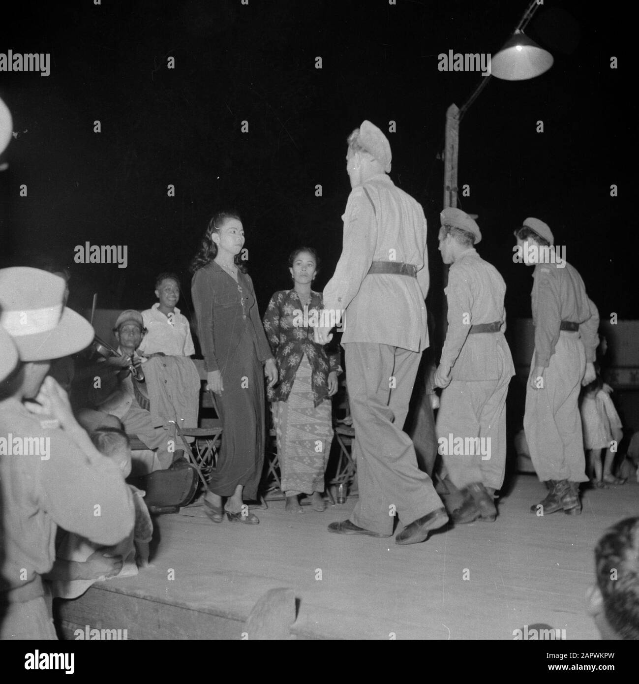 Volontari di guerra a Malacca e Indonesia Ballando militare con donne cinesi al Jubilee Park a Ipoh Data: 12 marzo 1946 luogo: Ipoh, Malacca, Malesia Parole Chiave: Cinese, danza, militare, donne Foto Stock